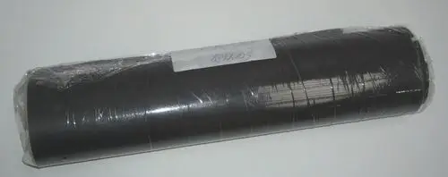 Verpackter schwarzer Rollenartikel, möglicherweise zur Geräuschisolation, mit einem Etikett für Daikin-Produkte. Klarer und geschützter Zustand des Materials sichtbar.